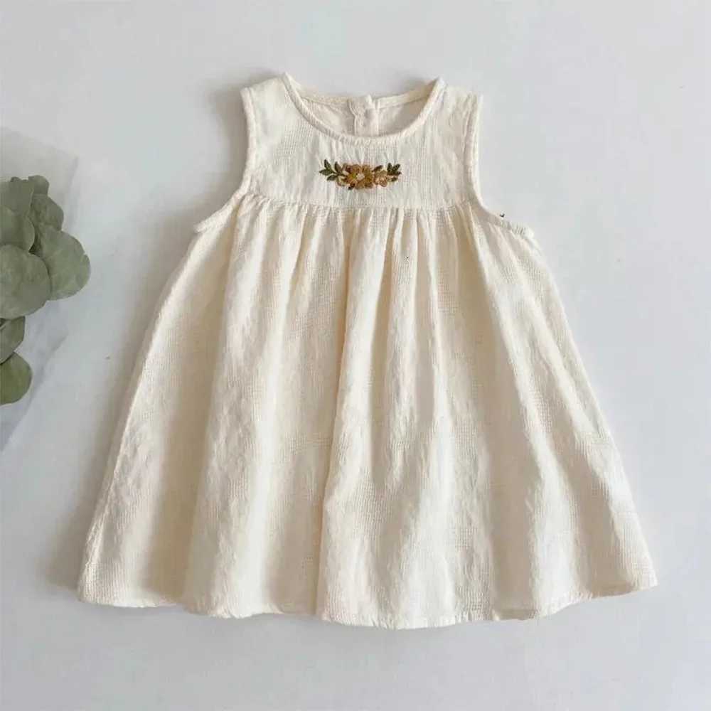 Bear Leader Korean Version Plain Color Girls Casual Dresses Summer Flower Embroidered Sleeveless Vest Dress Childrens ClothingT260330