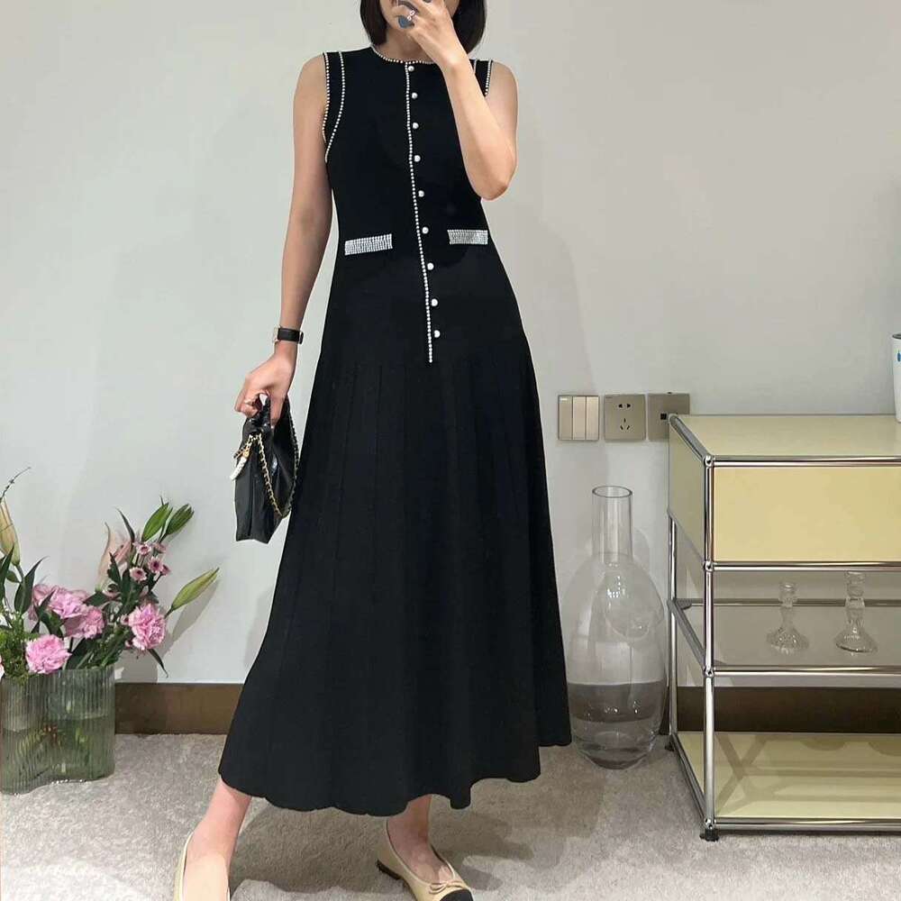 2026 Spring New French Elegant Color blocked A1 Pearl Decoration Sleeveless Black Medium length Knitted Dress