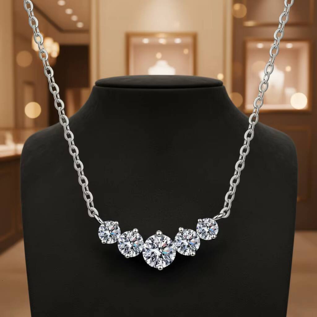 S925 17 Karat D Moissanite Necklace Women Female Simple Smile Seven Princess Pendant Wedding Suitable Made 925 Sterling Silver