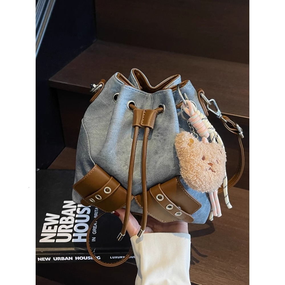 2025 New Model Bucket for Women, Commuting Shoulder Bag, Lightweight, Simple, Niche, Versatile, Stylish Crossbody Bag