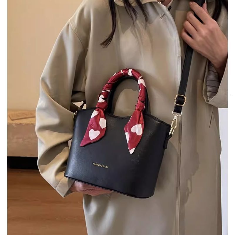 High-End Women's Large Capacity New Crossbody Wedding Bride Handbag Bucket Bag Red Envelope