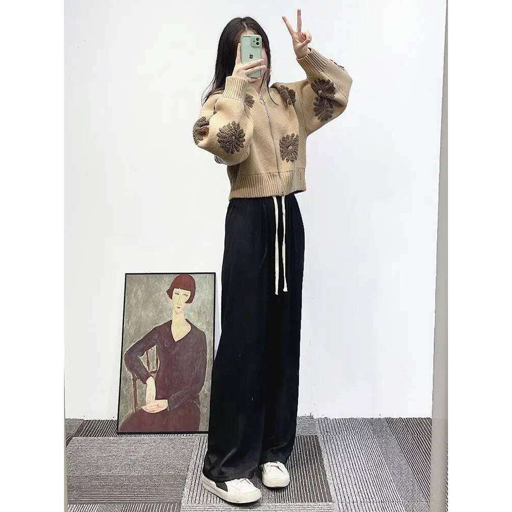 2 Colors Women Daisy Embroidered Knit Sweater Female Zipper Turtleneck Long Sleeve Short Jumper Cardigan Mdng260330