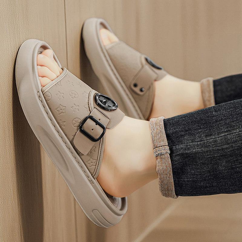 Men's Slippers 2026 Summer New Style Embossed Design Soft Sole Comfortable Beach Slippers Fashionable Casual High-End Look Cool Slippers