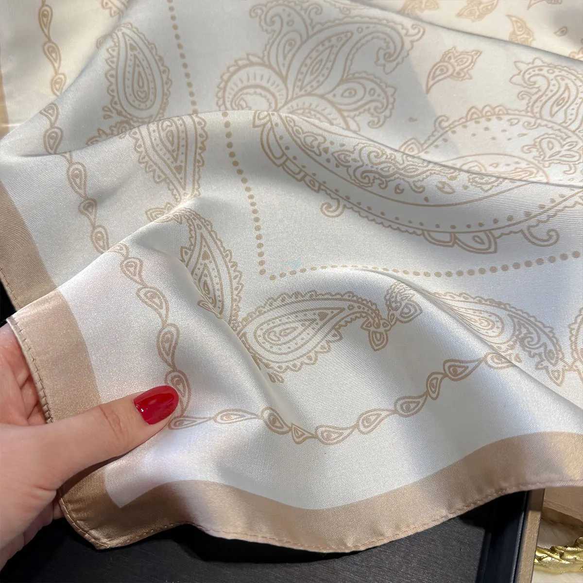 2025 New Fashion 70X70cm Wens Scarf Silk Paisley Print Scarf Square Shawl Decorative band Neck Luxury Design Bandana X2603281