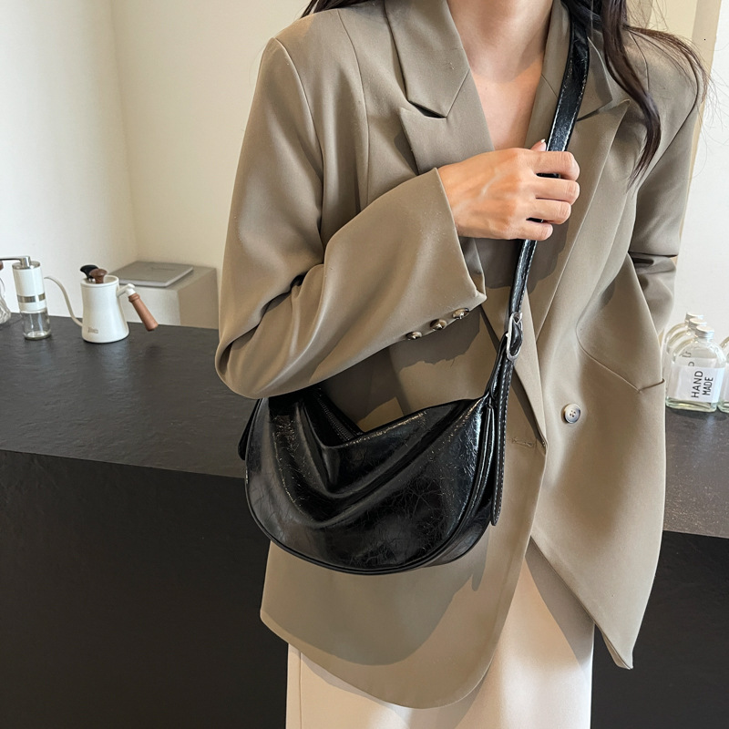 High-quality textured women's large capacity, 2024 new fashion niche design, shoulder and crossbody bag, commuter dumpling bag
