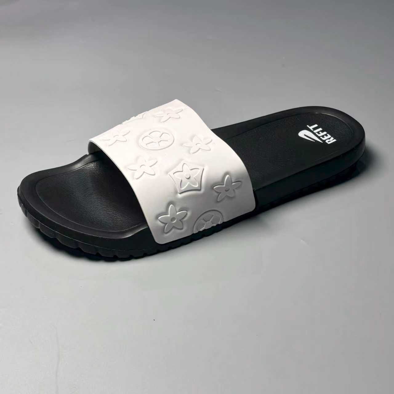 2026 summer new embossed design indoor anti slip men's slippers fashionable and versatile flat bottomed outdoor beach cool slippers