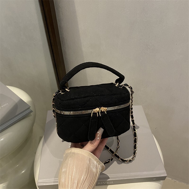 quilted chain handbag, makeup new women's bucket bag, fashionable shoulder and crossbody bag