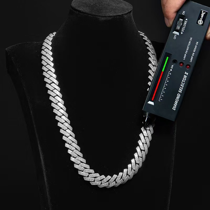 VVS grade sapphire set with icy cracked diamonds. 18mm. 925 sterling silver material. Men's necklace. Meyer Cuban chain-style necklace. Party gif