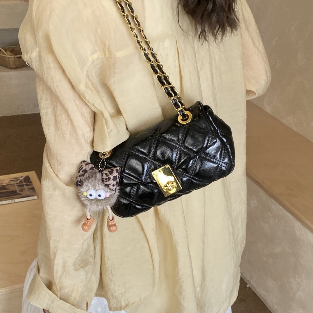 Waxed leather quilted for women, 2026 new model, vintage texture small square bag, winter high-end chain crossbody bag