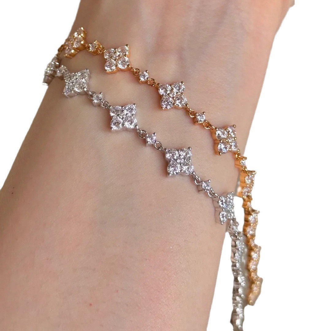 New Luxury INS Flashing 8-Flower Clover Pull Chain designer bracelet Fashion Versatile Four-Leaf Flower High Carbon Diamond Bracelet For Women