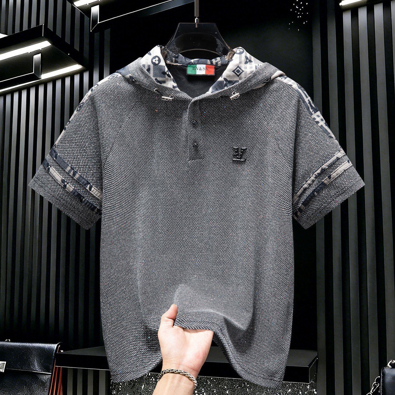 High-quality men's hooded T-shirt European high-end trendy brand patchwork hooded badge polo shirt, short-sleeved, 2026 new summer light luxury f