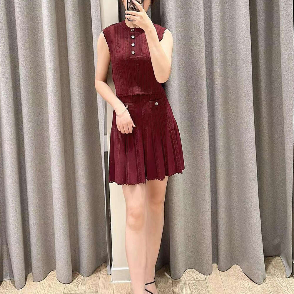 2026 autumn and winter new French round neck S18 sleeveless vest knitted top+pleated skirt women's set