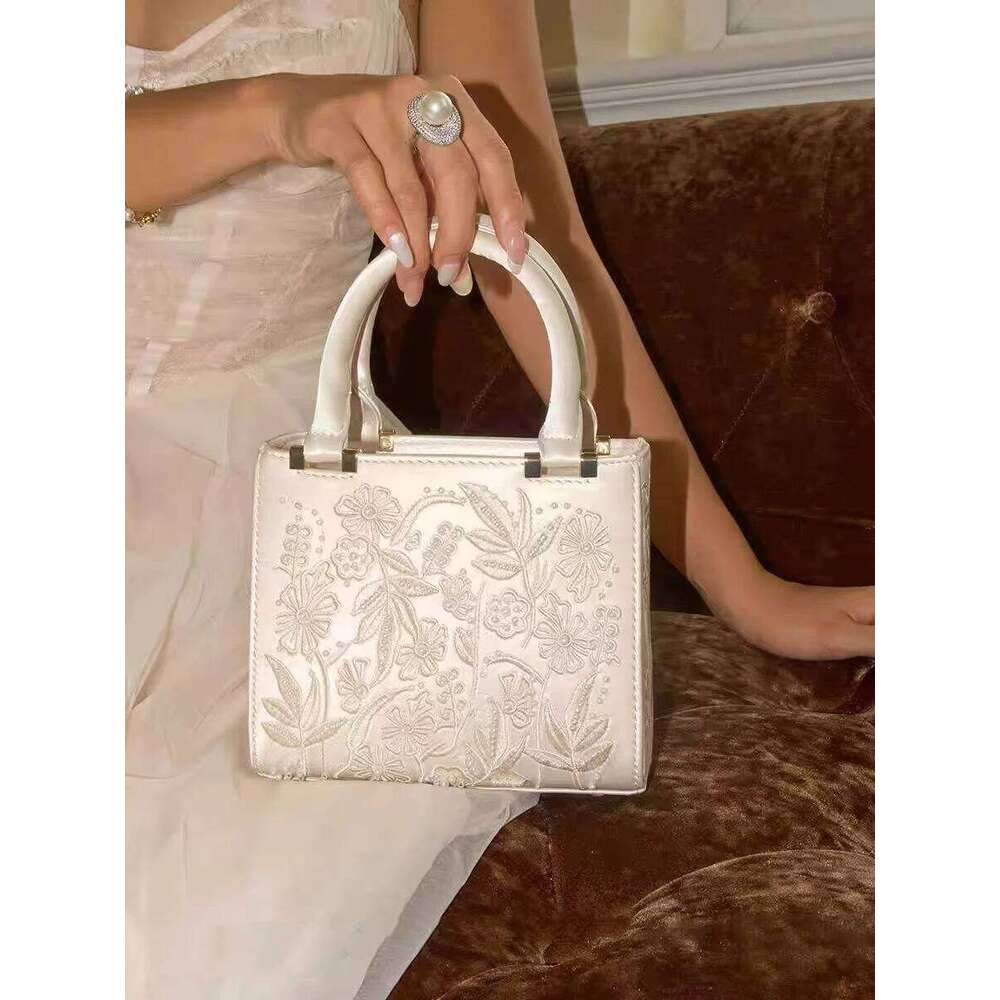 Chinese Embroidery Elegant Soft Pearl Embroidery Fashion Handbag Silk Cheongsam Evening Clutch Chain Shoulder Bag Urban Minimalist Style Tote Chic