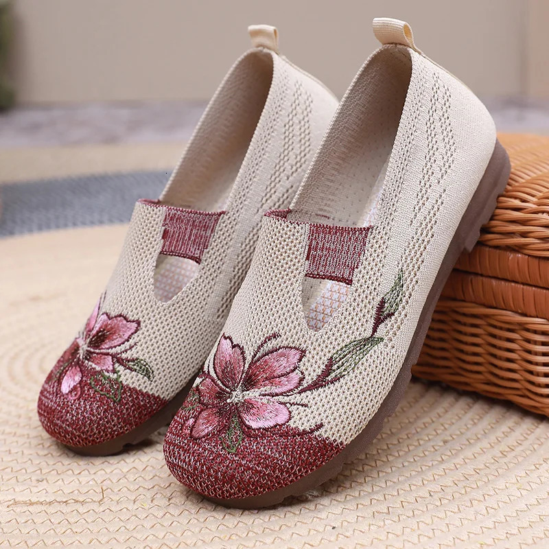 Ladies summer 2025 breathable soft sole anti-slip mom shoes leisure mesh flat embroidered shoes 260323