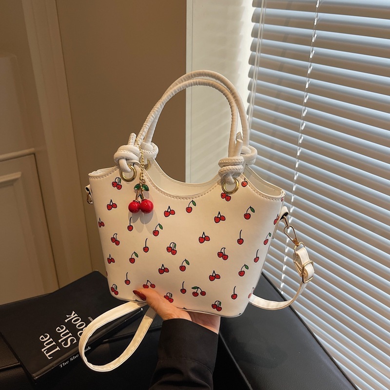 New Fashion Commuting Cute Pendant Large Capacity Printed Texture One Shoulder Underarm Handbag Bag 2026s hot