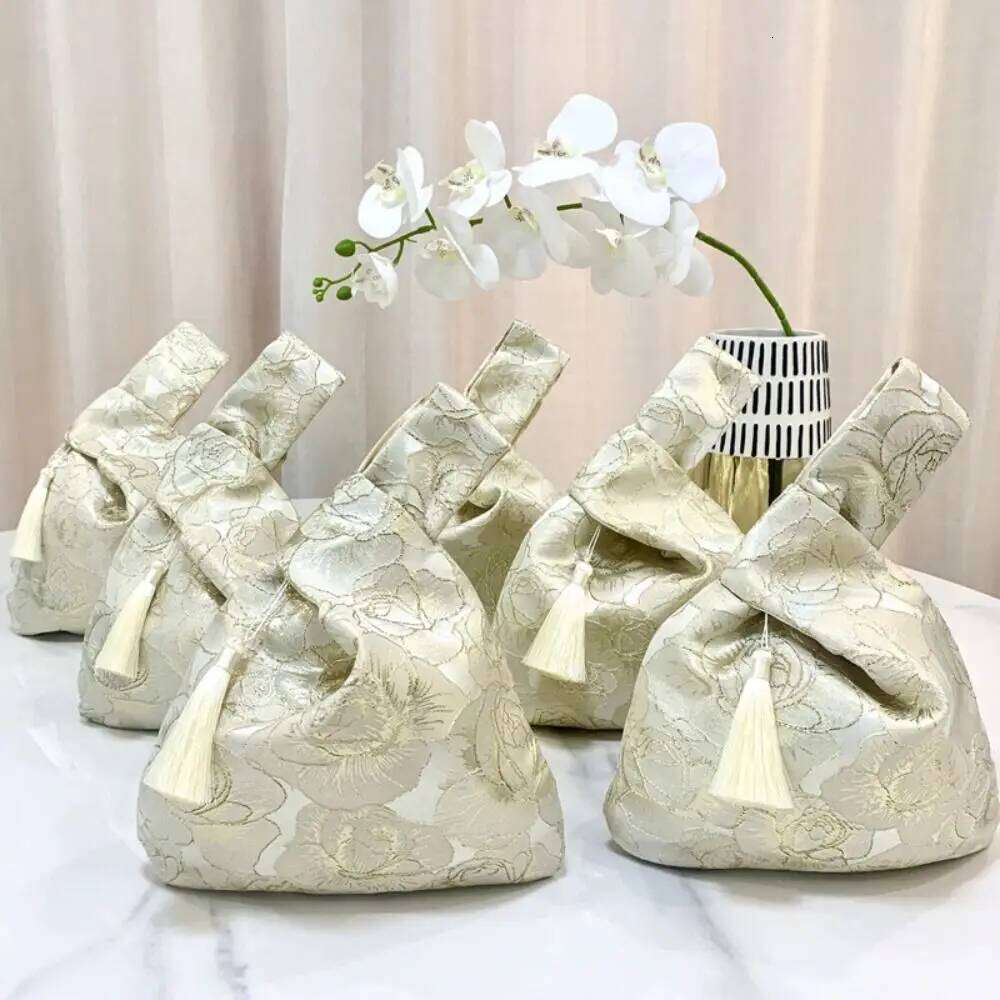Chinese Embroidery Embroidery Hanfu Handbag New Chinese Style Wrist Bag Imitation Silk Gift Pouch Simple Tassel Pendant Cheongsam Accessory