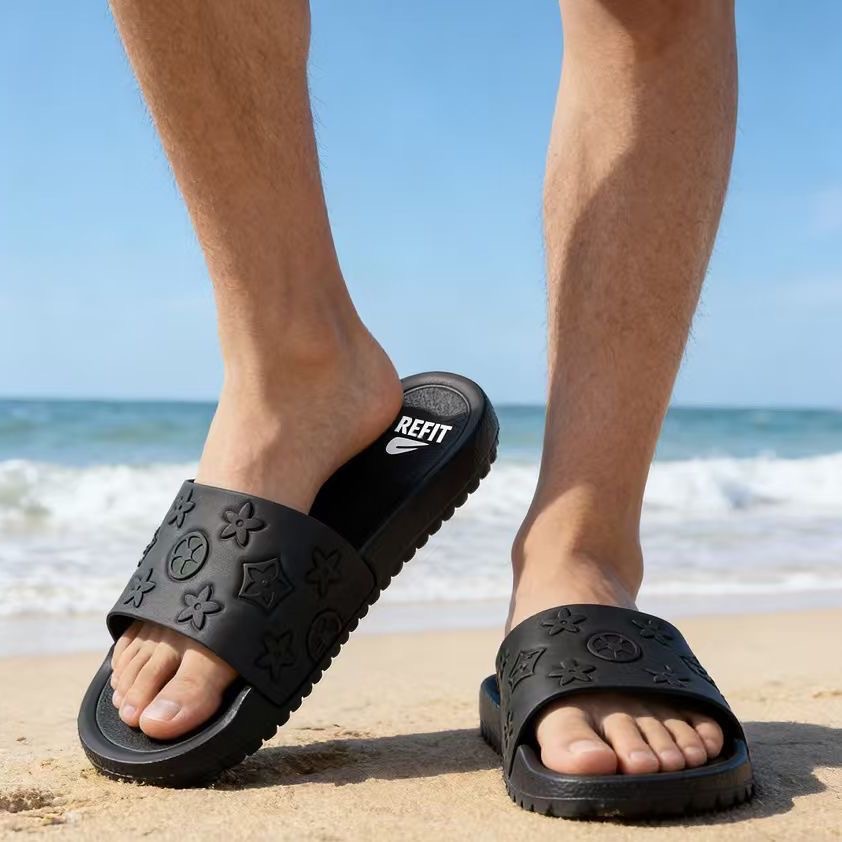 2026 summer new embossed design indoor anti slip men's slippers fashionable and versatile flat bottomed outdoor beach cool slippers