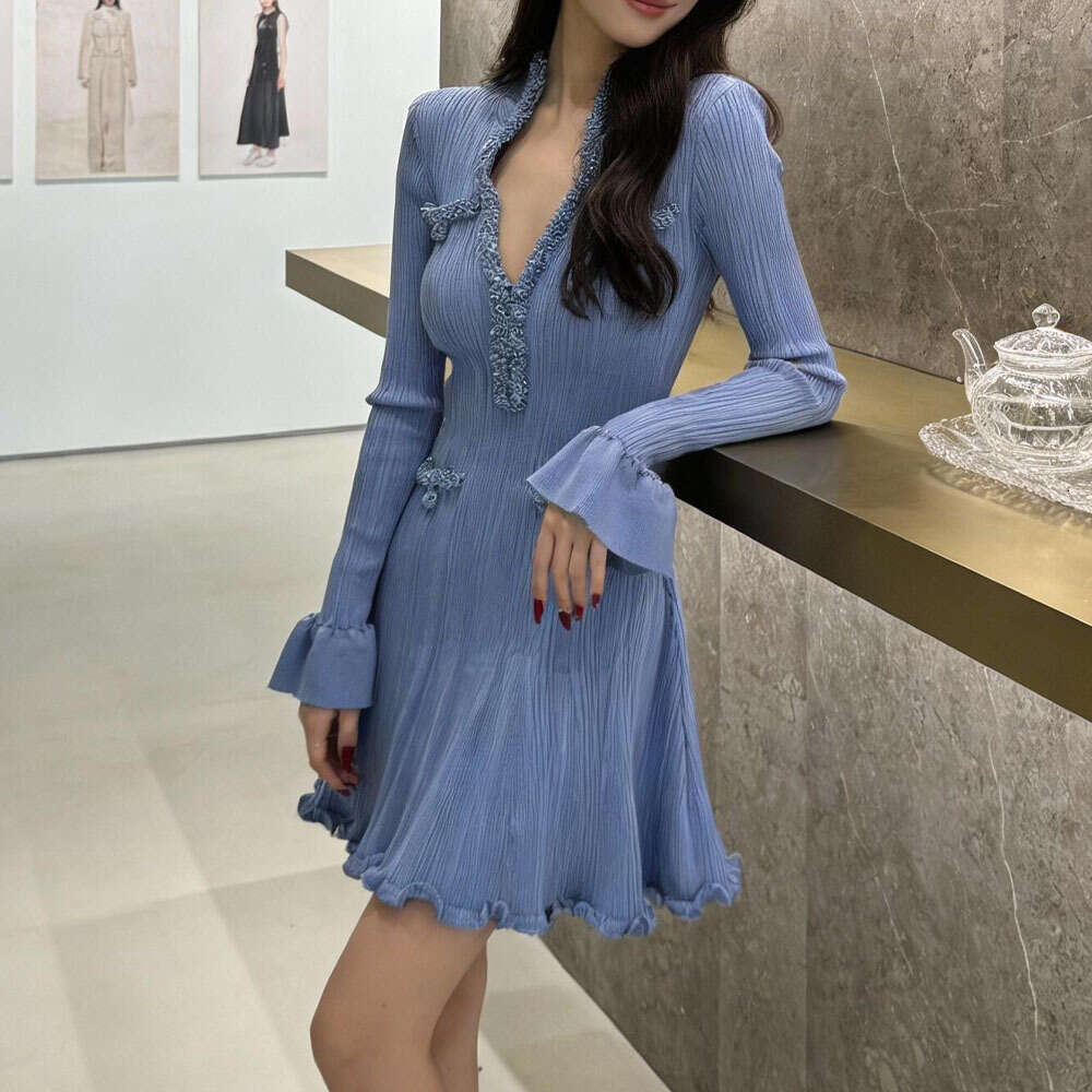 2026 autumn and winter new designer A1 women's elegant blue V-neck slim fit bell shaped sleeve A-line knitted short skirt