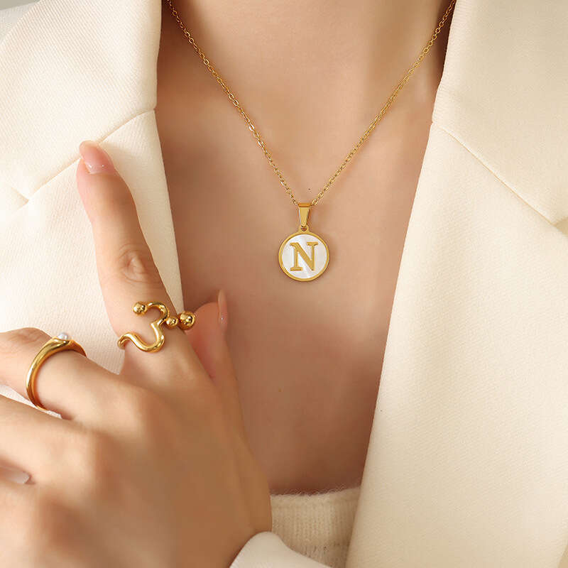 Personalized 26-letter Internet-famous White Seashell Round Design For Women, Titanium Steel Pendant Necklace That Does Not Fade
