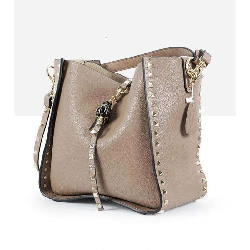 Luxury Genuine Leather Tiger Head Rivet Shoulder Bag With Inner Pocket Metal Studded Tote Bag Women Soft Bucket Handbag QIBALIANGPIN