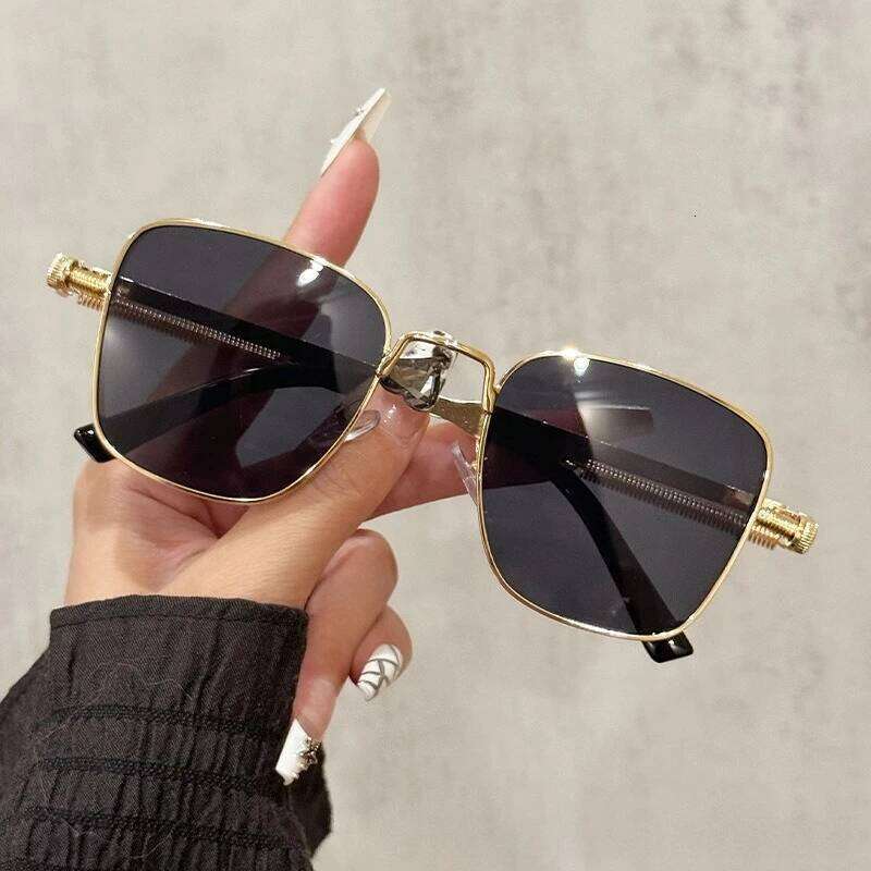 New Eyeglasses Vintage Steampunk Square Metal Sunglasses Fashionable Versatile Unisex Eyewear Unique Statement Style Sun Glasses 26Y0330