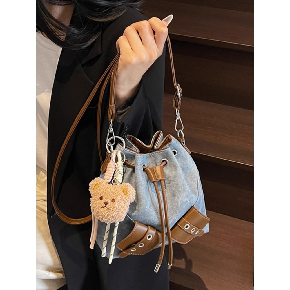 2025 New Model Bucket for Women, Commuting Shoulder Bag, Lightweight, Simple, Niche, Versatile, Stylish Crossbody Bag