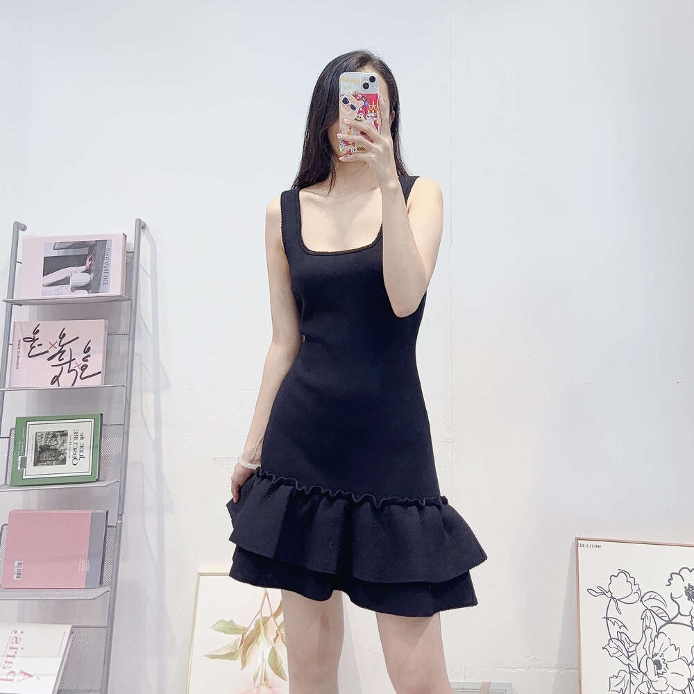 Autumn new French fashion D17 dress designer sleeveless U-neck short strap knitted women's tea skirt 2026