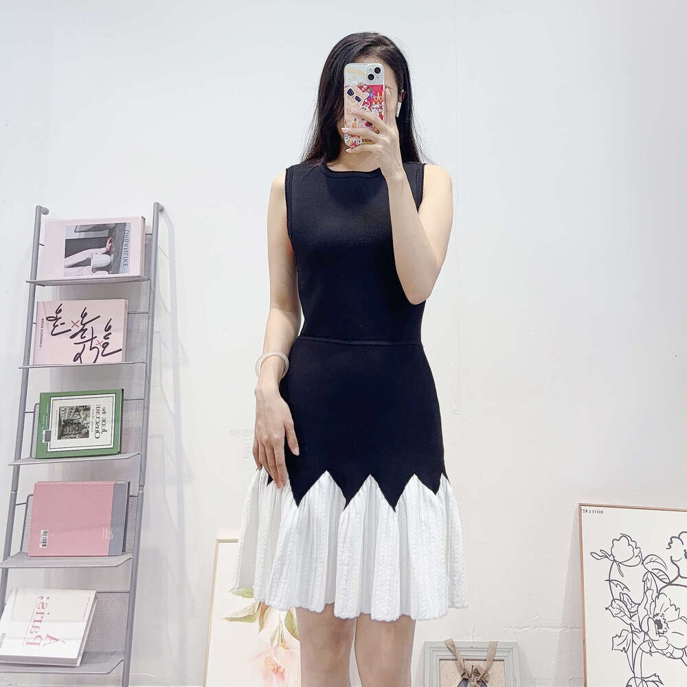 2026 autumn and winter D17 new designer Hepburn style dress sleeveless black and white contrasting color patchwork knitted pleated skirt