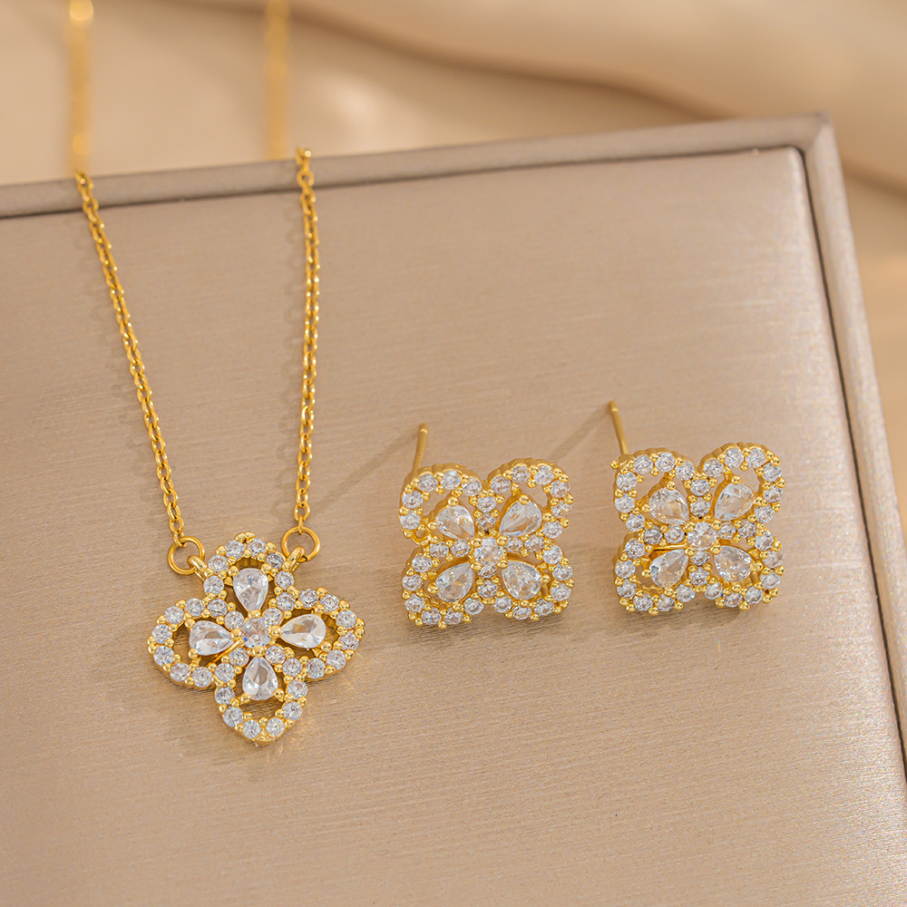 Designer luxury Niche Design High-End Micro-Paved Zircon Lucky Flower Pendant Necklace for Women Exquisite Temperament Fashion Clavicle Chain