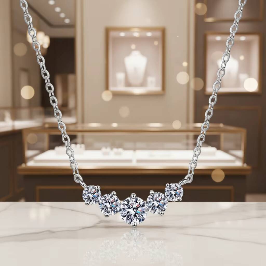 S925 17 Karat D Moissanite Necklace Women Female Simple Smile Seven Princess Pendant Wedding Suitable Made 925 Sterling Silver