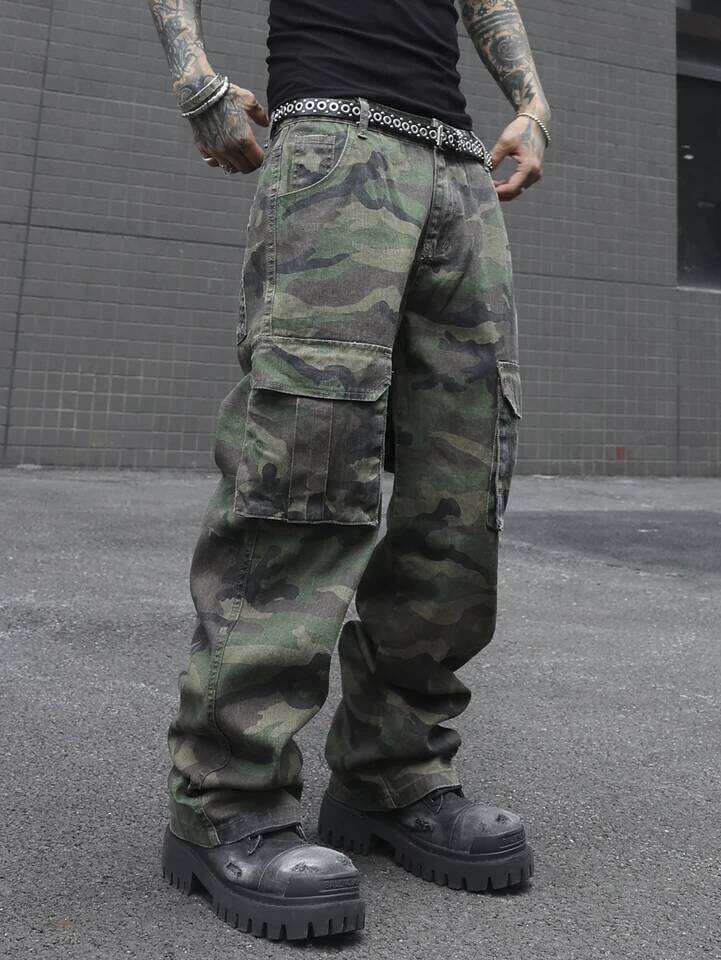 Men's camouflage utility jeans. Multi-pocket design. Stylish and trendy. Loose fit. 26Y0330