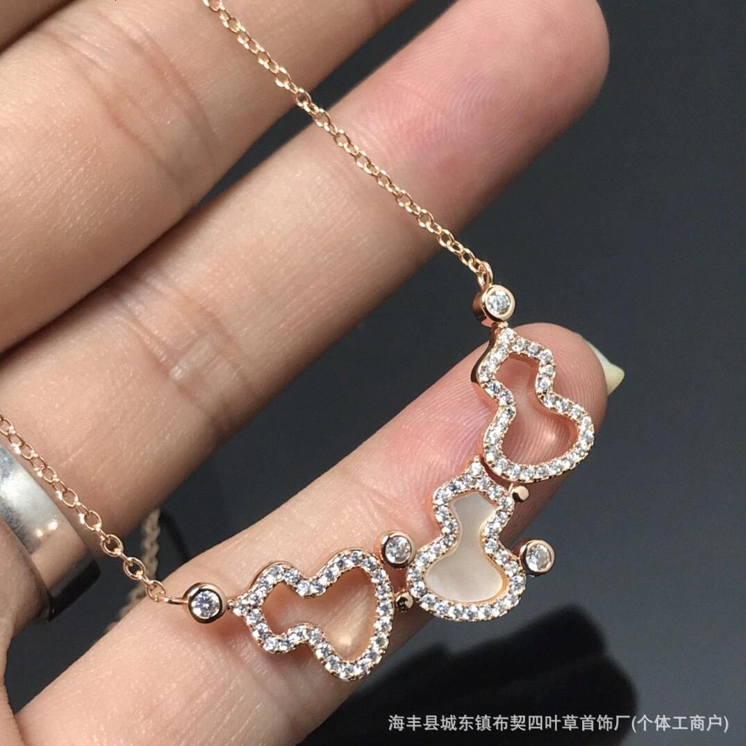 Designer luxury New high-quality V-gold version with white mother-of-pearl hollow pendant, fortune and prosperity bracelet,
