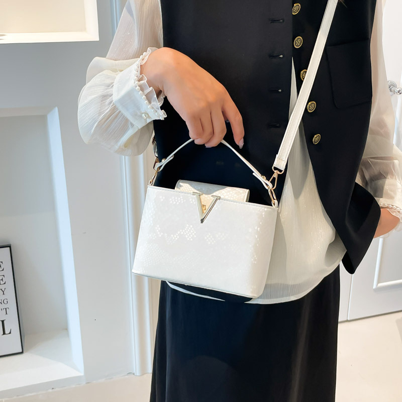 Free Shipping High Value Snake Pattern Bucket Bag for Women V Metal Decor Handbag Crossbody Shoulder Bag