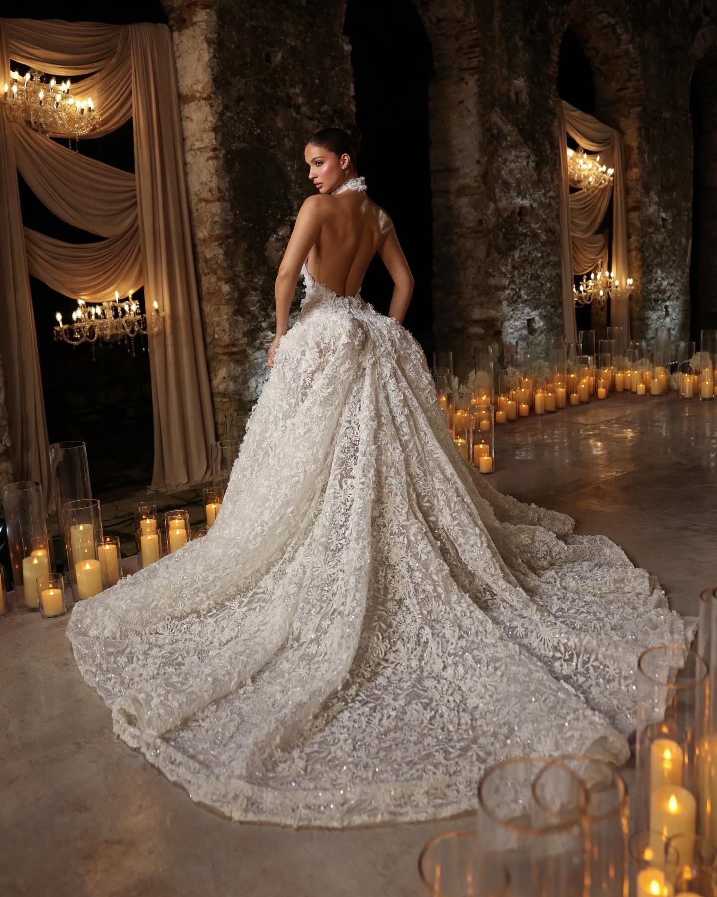 Luxury Ball Gown Wedding Dresses Halter Neck Sexy Backless Appliques Lace Bridal Gowns Sweep Train Customized Robe
