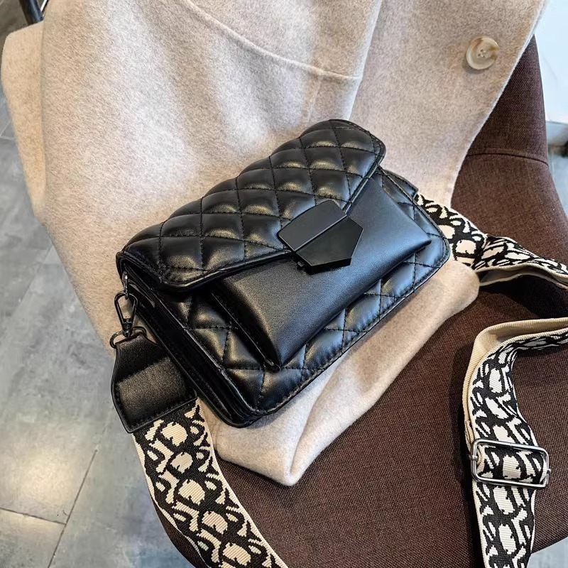 Summer 2025 new popular high-end trendy small square fashionable textured crossbody bag, versatile shoulder bag