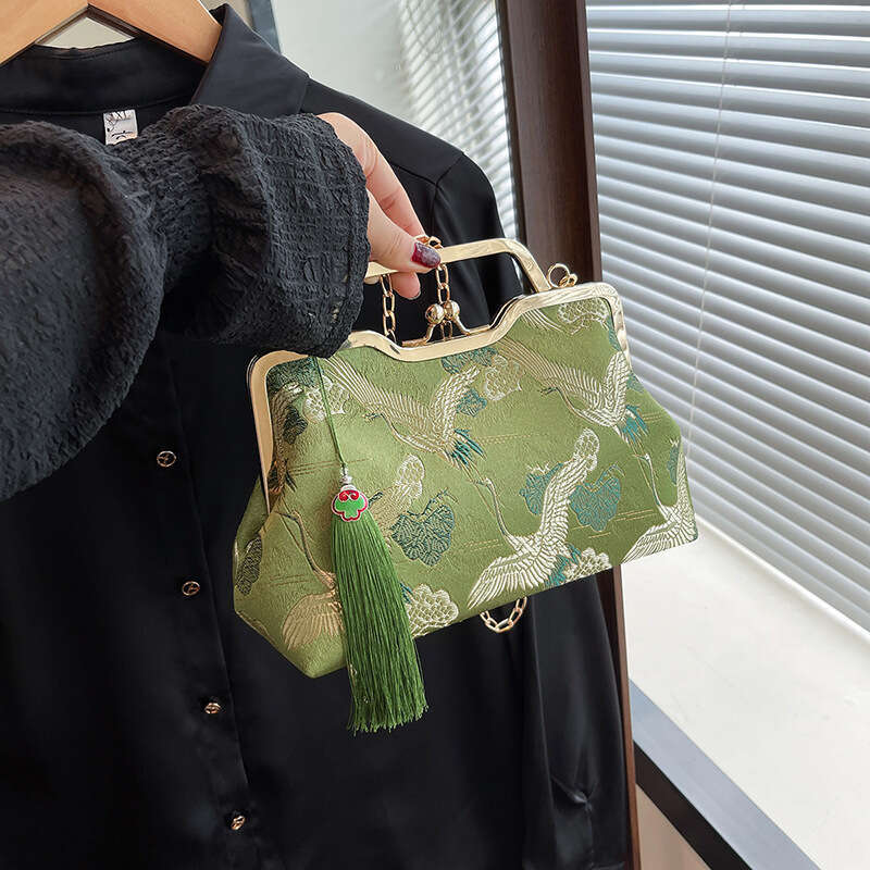 Super Popular Niche Chinese Embroidered For Women New Chain Crossbody Ancient Style Hanfu Cheongsam Gold Clasp Bag Chinese Embroidery Fashion Bag Tote