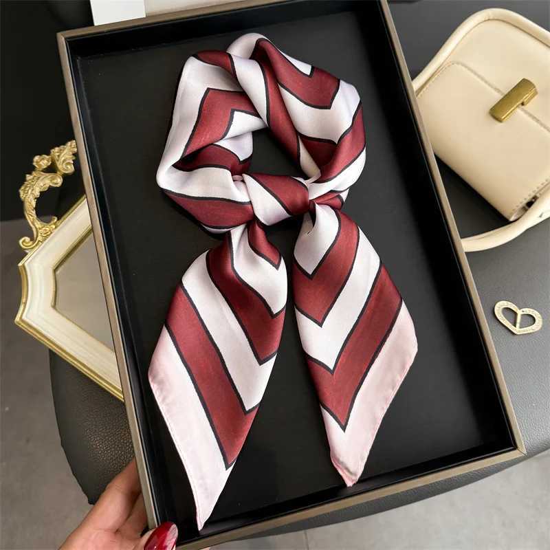 2026 New Geetric Stripes Print Silk Square Scarfs for Wen Suitable All Seasons Decorate Neck Ties Hijab Soft Foard Bandana X260328