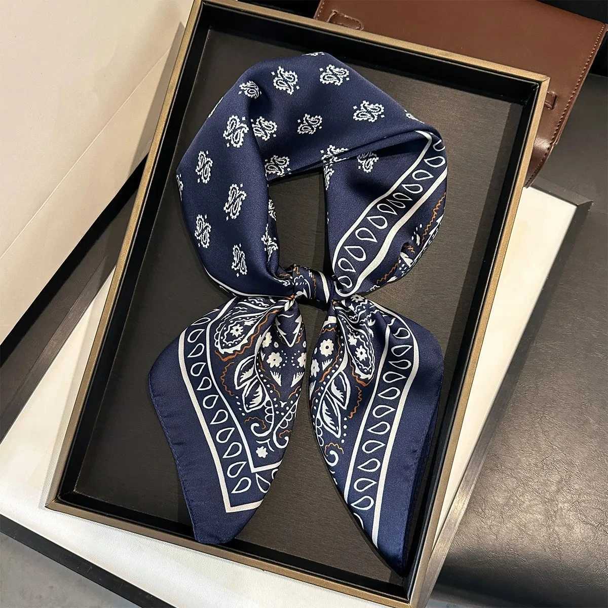 2025 New Paisley Print Silk Scarf for Wen Square Hijab Soft Neck Tie Fem Fashion Decoration Silk scarf 7070cm Kerchief X260328