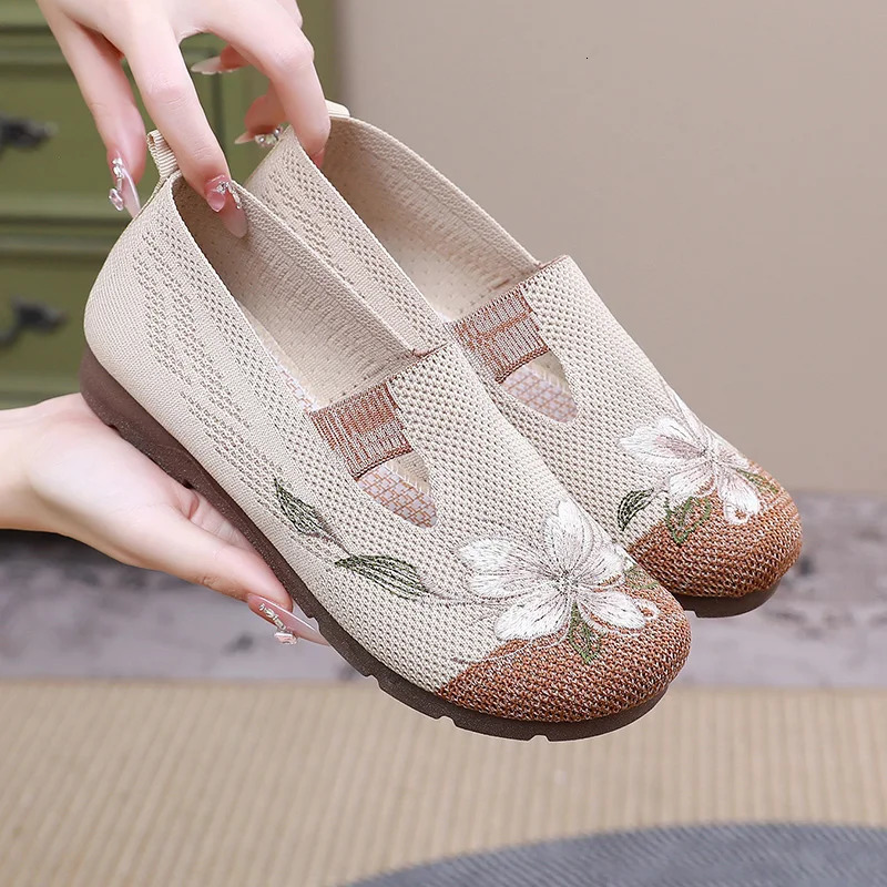 Ladies summer 2025 breathable soft sole anti-slip mom shoes leisure mesh flat embroidered shoes 260323