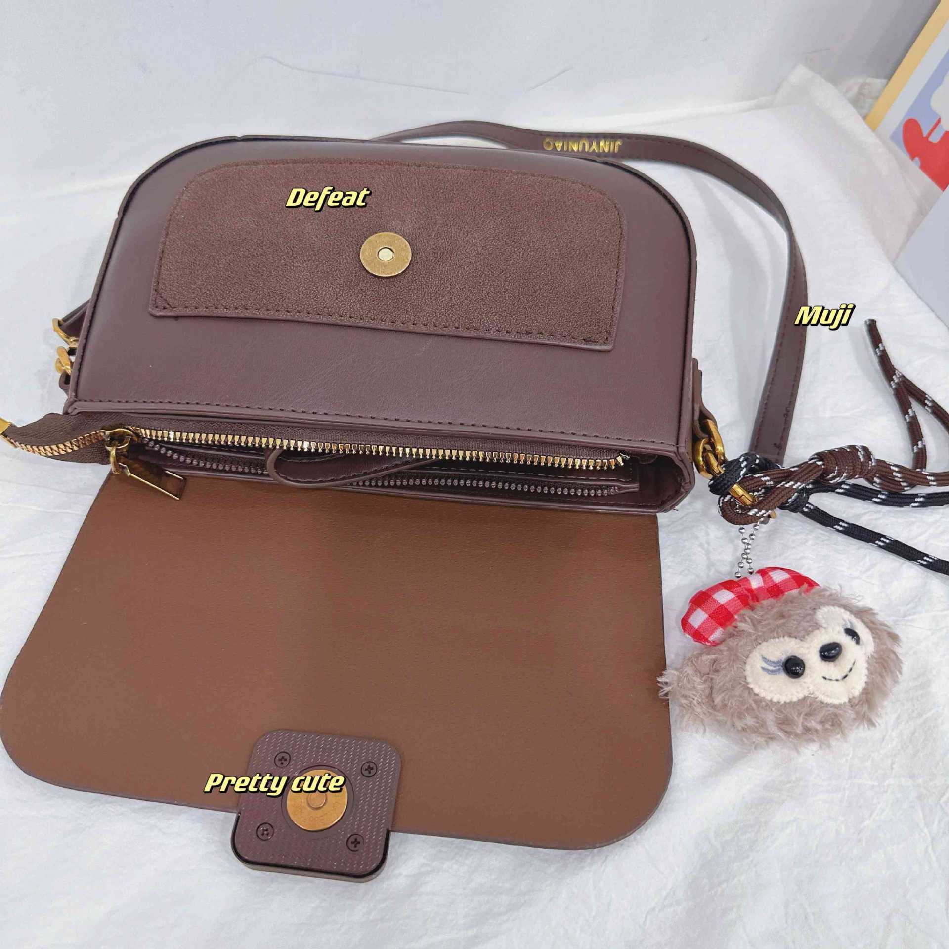 black chocolate popular among female influencers, high aesthetic value, chocolate-colored crossbody bag, 2025 new women's shoulder bag
