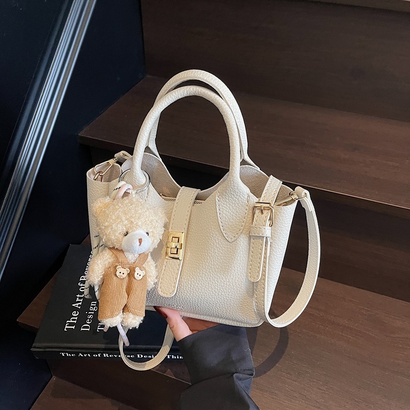 Summer Fresh and Versatile Women's Handbag 2025 New Casual Bucket Commuting Shoulder Crossbody Bag