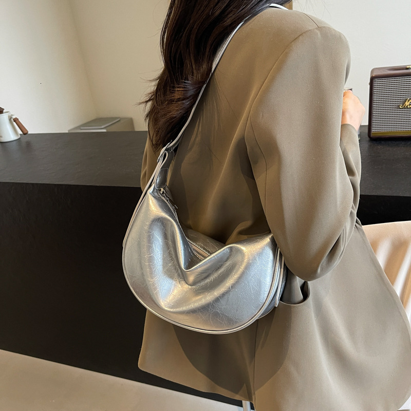 High-quality textured women's large capacity, 2024 new fashion niche design, shoulder and crossbody bag, commuter dumpling bag