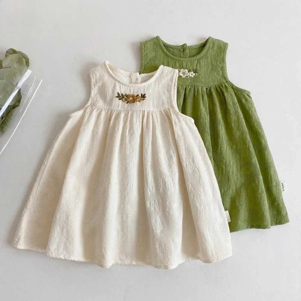 Summer New Beige Green Simple and Fresh Girls Casual Clothes Round Neck Flower Embroidery Sleeveless Dress Korean VersionT260330