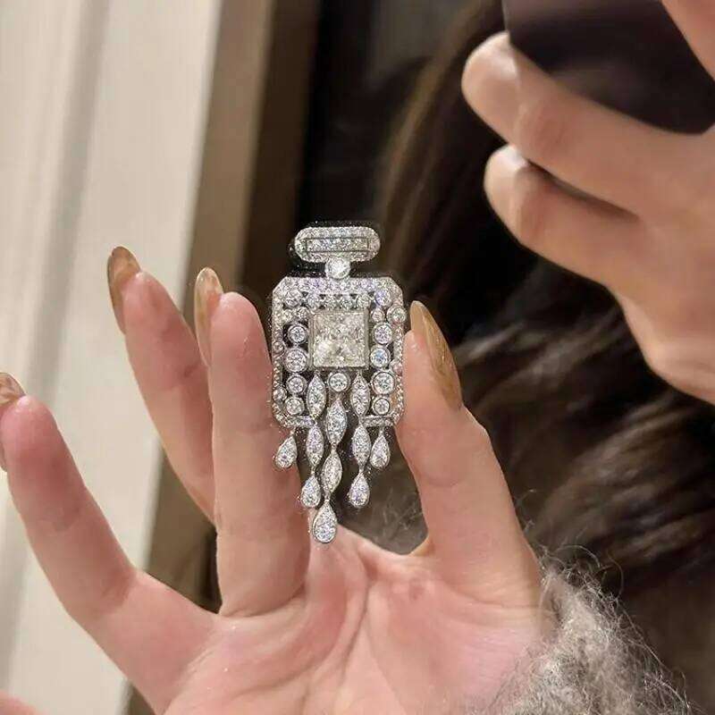 Brooches Light Luxury Exquisite Perfumer Bottle Niche Design Crystal Brooch For Women Fashion Cute Sweet Geometry Jewelry Party Gifts Visionice