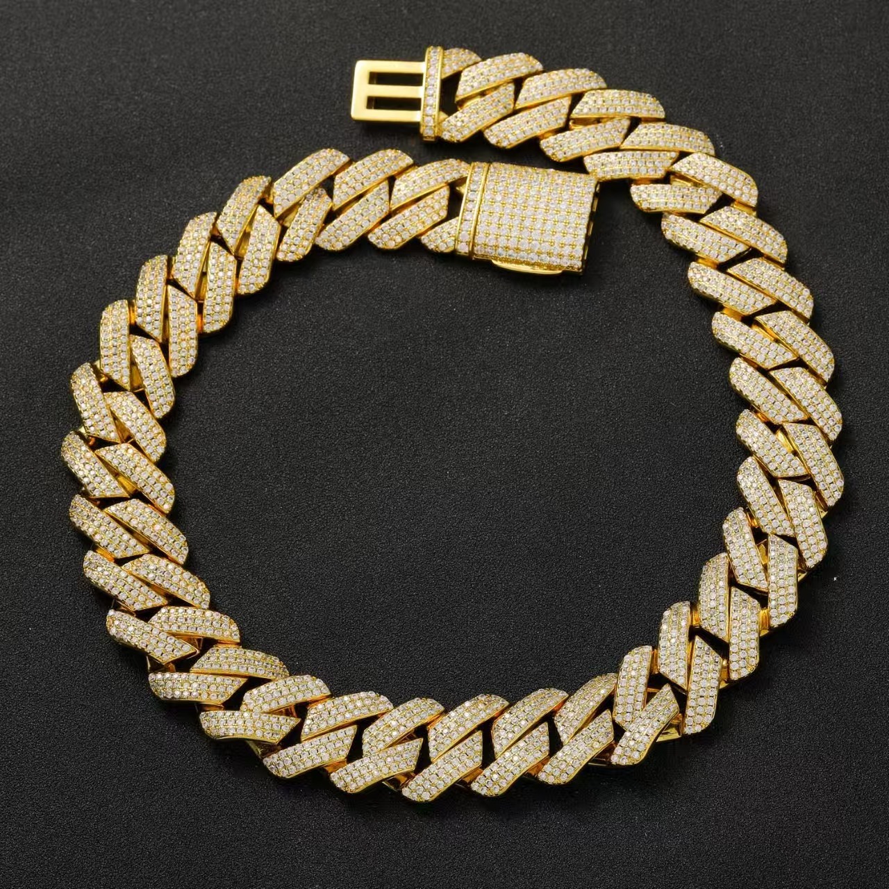 VVS grade sapphire laboratory-cut diamond necklace from Cuba. Hip style diamond jewelry. 20mm three-row diamond necklace by Meyermi.