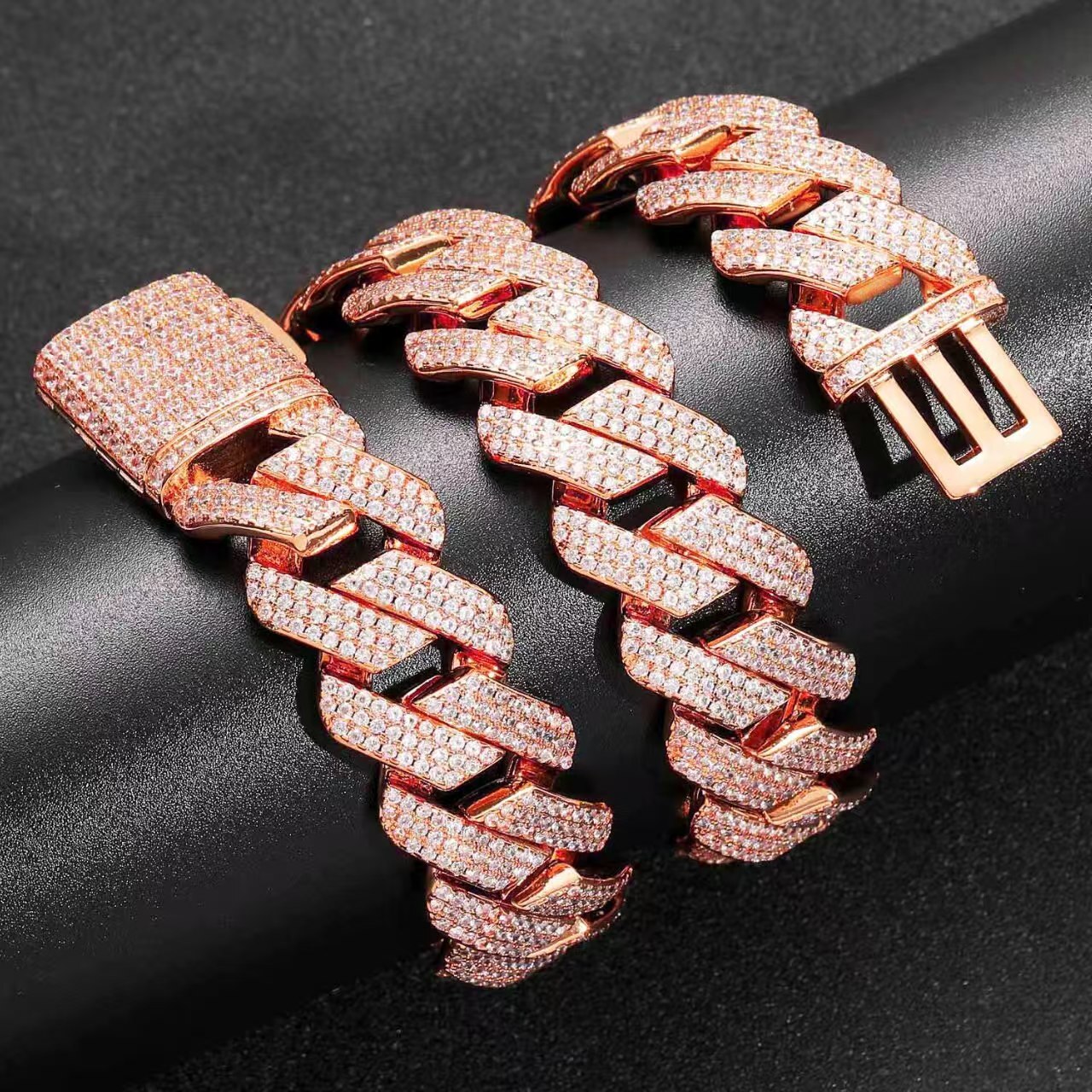 VVS grade sapphire laboratory-cut diamond necklace from Cuba. Hip style diamond jewelry. 20mm three-row diamond necklace by Meyermi.