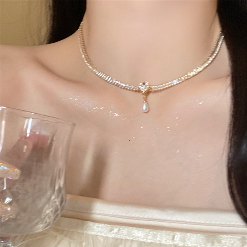 Designer luxury French Hepburn Style Zircon Necklace Light Luxury Niche High-end Design Sense Water Drop Pearl Clavicle Chain Celebrity Choker