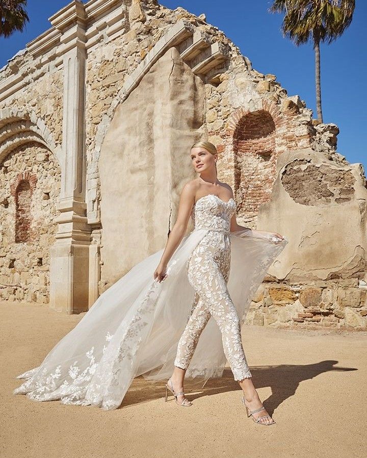 Stylish Lace Jumpsuit Wedding Dresses With Detachable Ttrain Pants Bridal Gowns Strapless Neckline Tulle Vestido De Novia