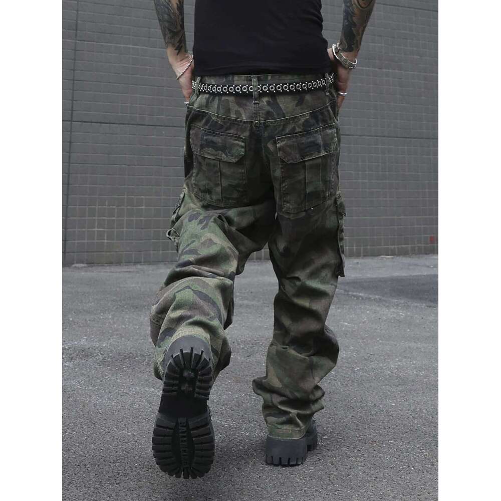Men's camouflage utility jeans. Multi-pocket design. Stylish and trendy. Loose fit. 26Y0330