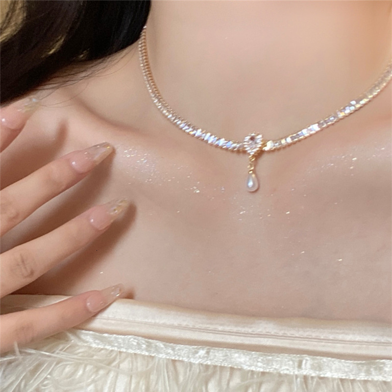 Designer luxury French Hepburn Style Zircon Necklace Light Luxury Niche High-end Design Sense Water Drop Pearl Clavicle Chain Celebrity Choker